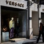 Prada Group says it has purchased fashion rival Versace in a deal worth nearly $1.4 billion
